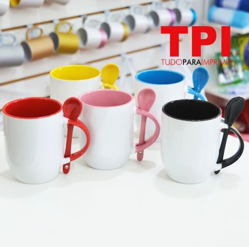 Caneca colorida com colher